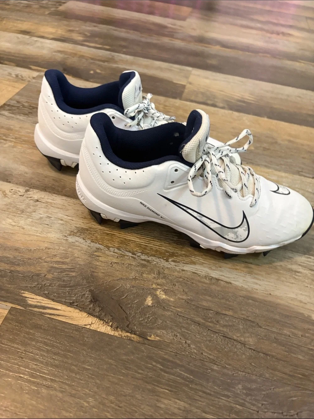 Nike Womens White and Navy Softball Cleats